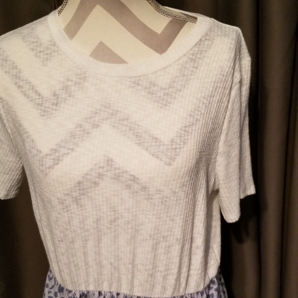 NWT PERFECT PEACH TOP. WHITE, LEOPARD, BLUE. VERY PRETTY